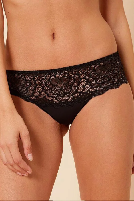 seamless panties with a concealed waistband and moisture-wicking finish for all-day wearCaresse Shorty - Simone Perele